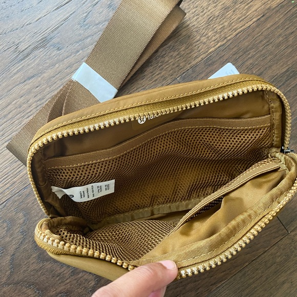 Lululemon ๐ฎ BURNT CARAMEL Everywhere Belt Bag - Picture 6 of 9